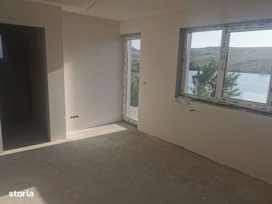 Casa individuala cu terasa,panorama spre lac, garaj, teren 300mp