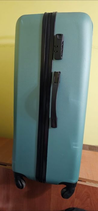 Продам чемоданы в отличном состоянии