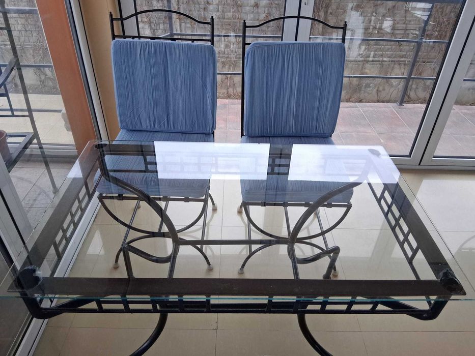 Set mobilier de exterior :scaune sau bancheta cu structură metalică neagră (fier forjat)  cu perne albastre si  masa