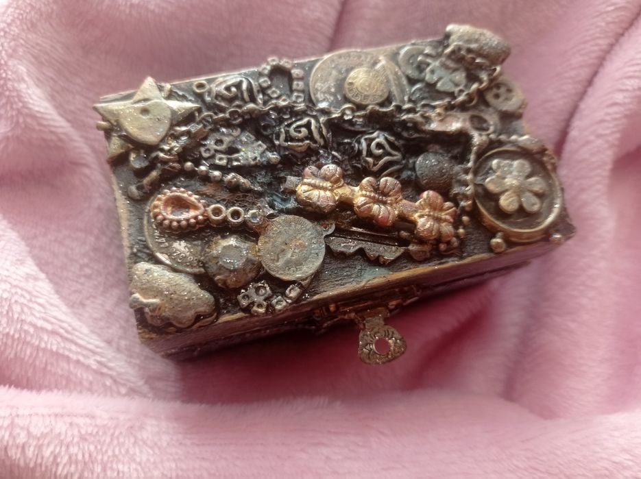 Кутийка за бижута, ръчно изработена, дървена с размери 10см*5**6см