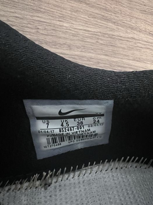 Кроссовки женские