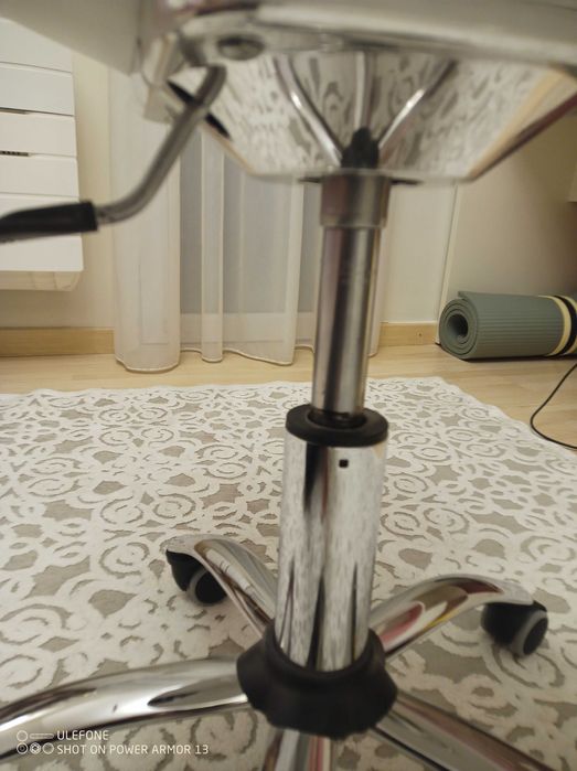 Продавам офис стол