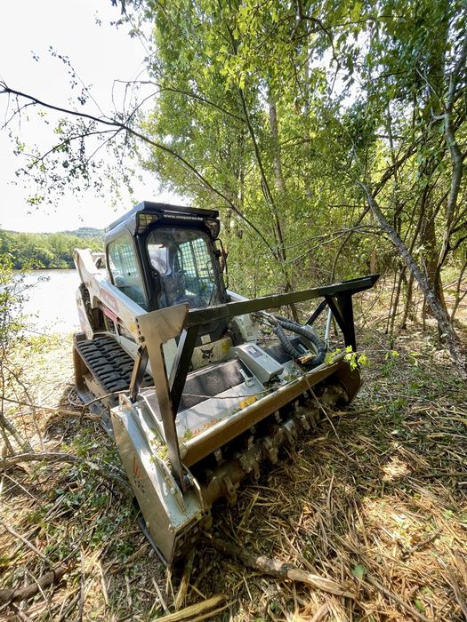 Почистване на парцели верижен бобкат мулчер шредер