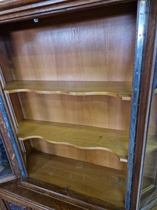 Резбован шкаф витрина от дъбов масив на две части