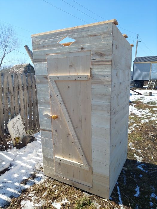 Туалет с сидушкой из дерева