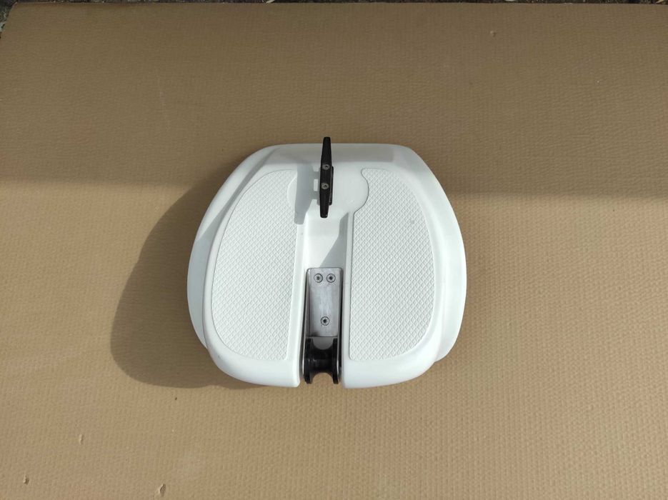 Основа за лодка котва с ролка и тролинг мотор за надуваема лодка.