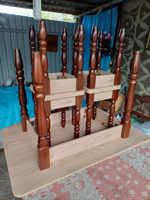 Продам стол кухонный с табуретками.