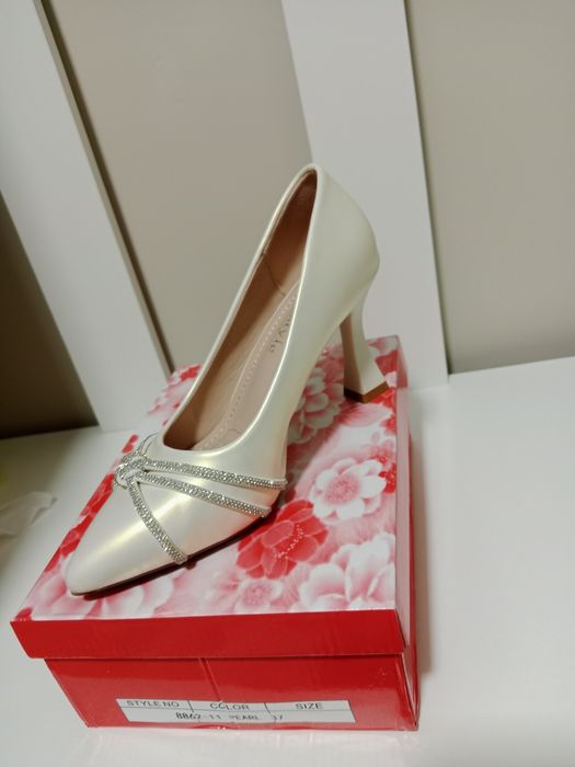 Ақ айвори  түсті  сатылады