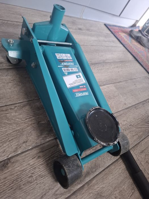 Домкрат срочна продам