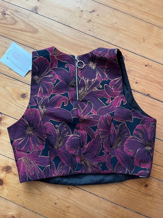 Top crop elegant cu eticheta