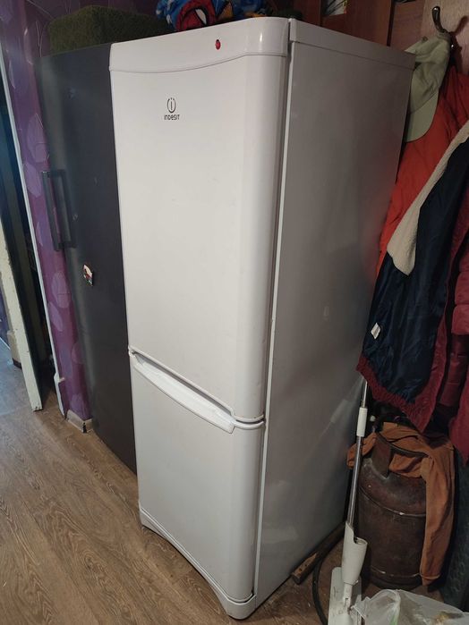 Холодильник indesit. Сломался. Бесплатно