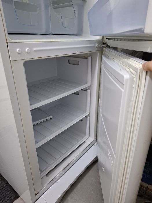Продаю Холодильник Indesit