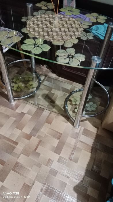 Продам Стеклянный стол