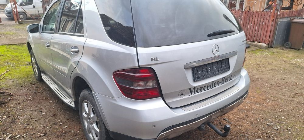 Dezmembrez/ Piese Mercedes ML320cdi. 
Stare foarte buna a multor piese