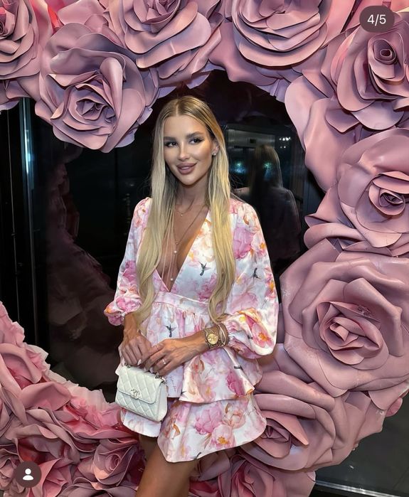 Famme fatale , Рокля zara гол гръб