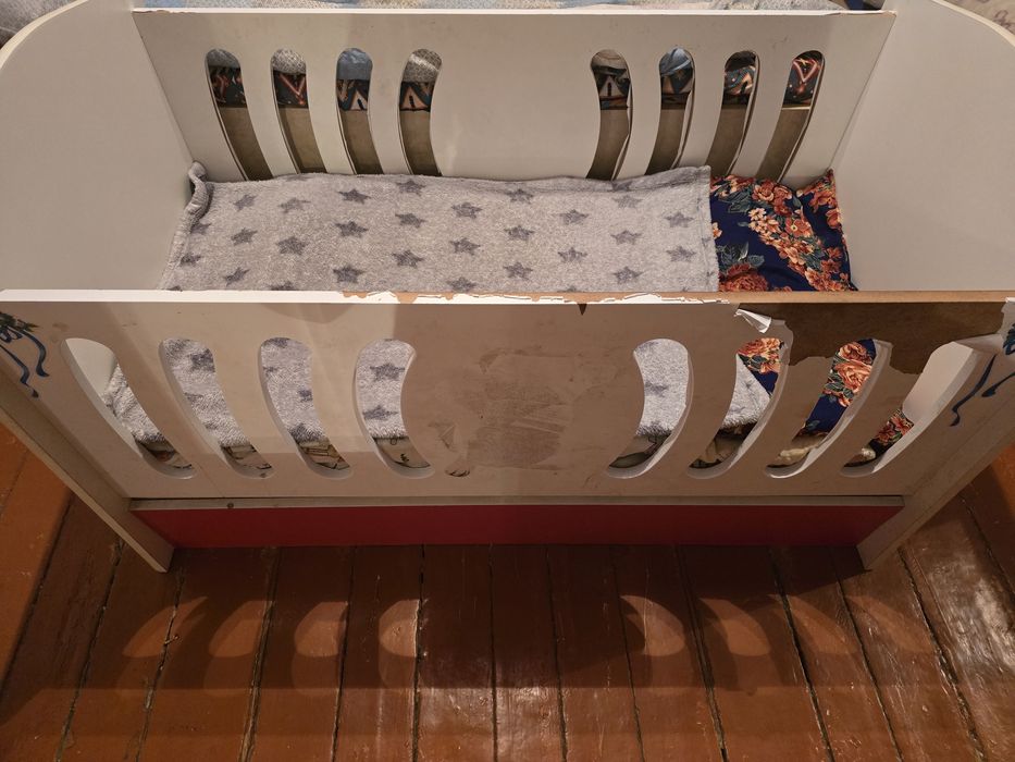 Кровать-      манеж.