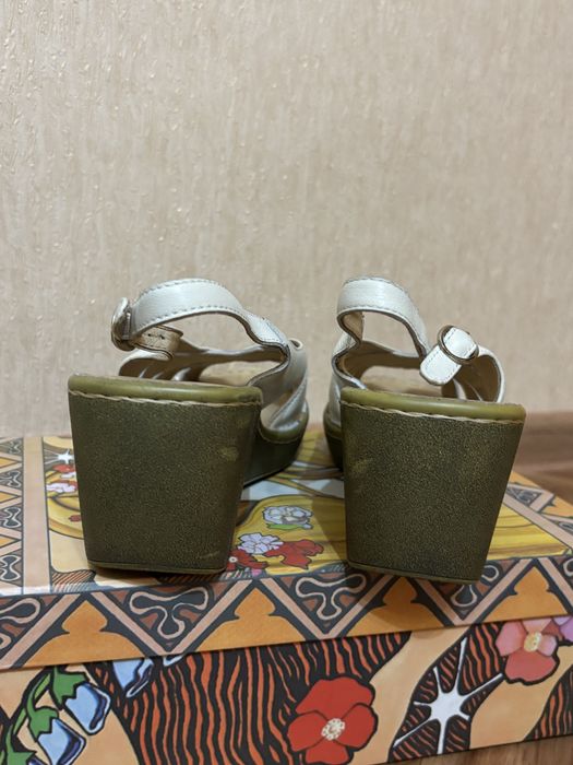 Удобные кожаные босоножки