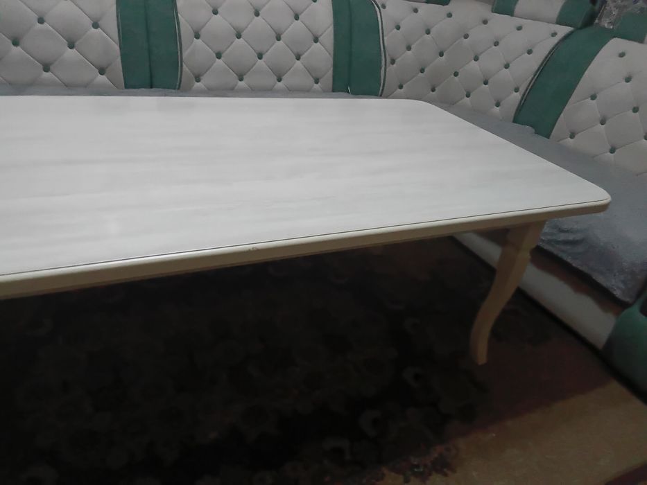 Стол для гостинной