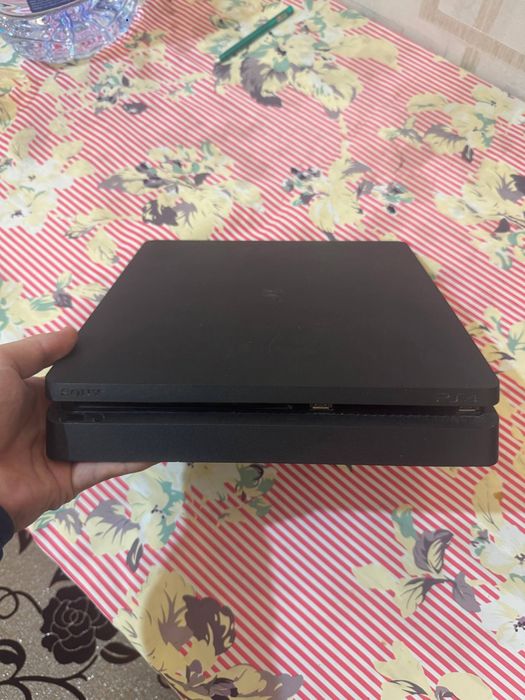 ps 4 slim karobka dakment to'p xit oʻyinlari bilan rasmda koʻrsatilgan