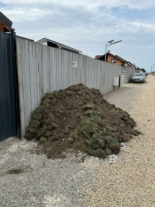 Aduc materiale din balestiera nisip, pietriș, pământ, beton