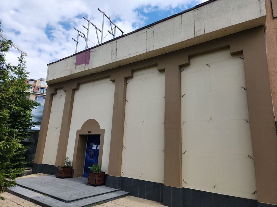 Самостоятелна сграда на оживен булевард – 2 етажа, оборудвана, висока