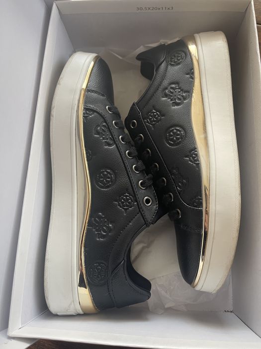 нови кецове Guess