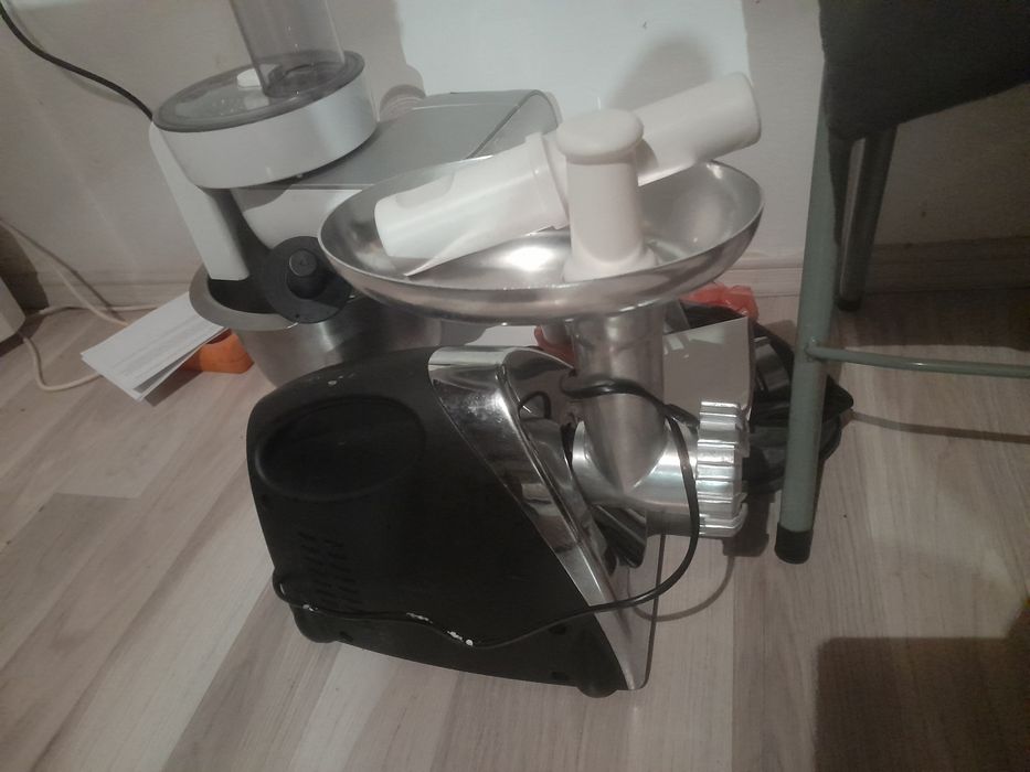 Masina electrica pt tocat carne ,roșii etc.