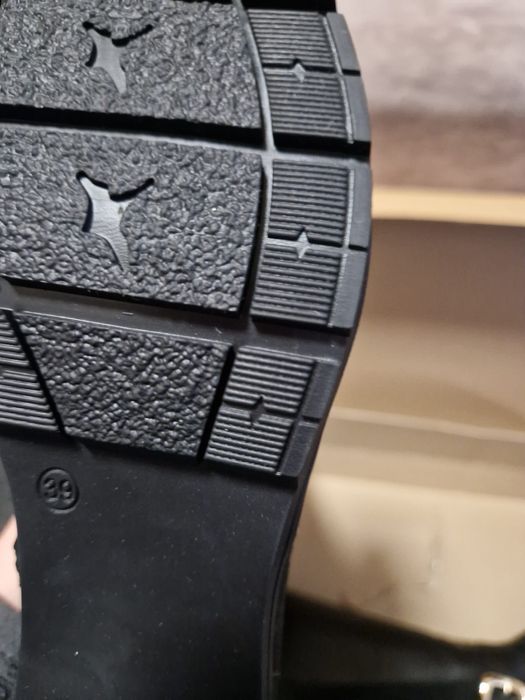 Botine zara marimea38-100ron
Botine dama mărimea 38-100 ron
Cizme dama