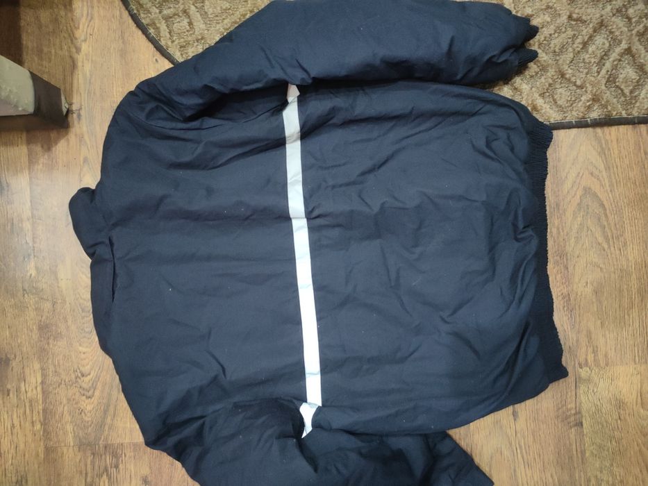 Тъмносиньо  полицейско  яке