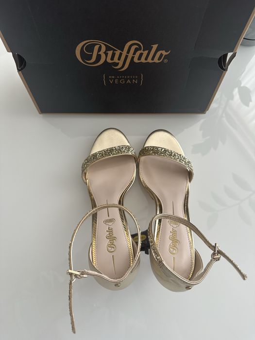 Дамски сандали на ток Buffalo