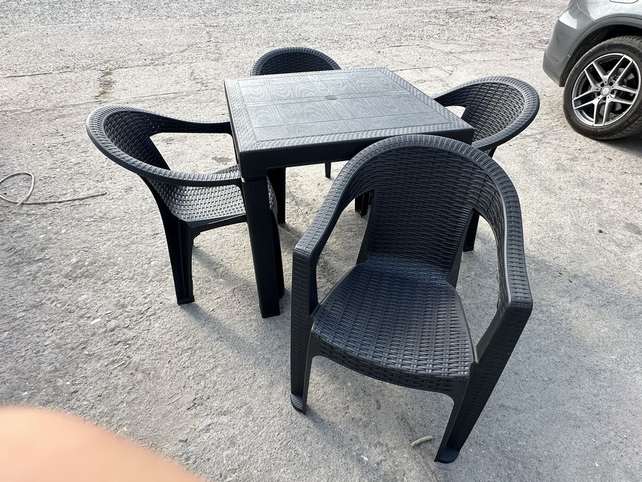 Комплект маса и 4 стола