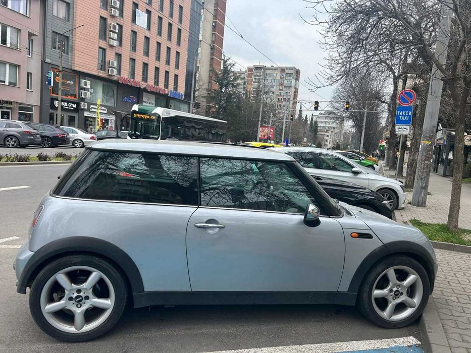 Продавам Mini Cooper 1.6