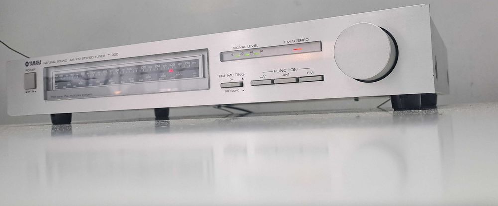 Yamaha T-300 Made in Japan Argintiu Tuner Stereo pt Amplificator