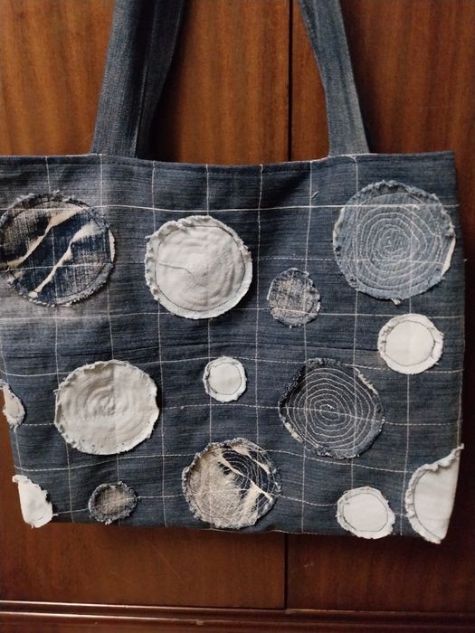 Красива дамска чанта от деним .Удобна практична с вътрешни джобове.