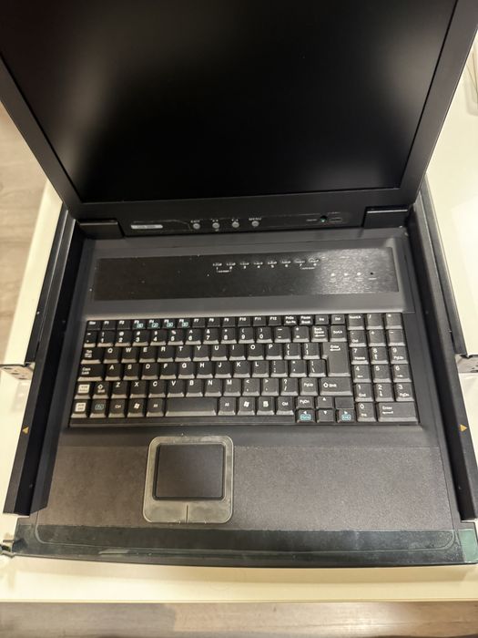 Consolă KVM Rack 17/19” LCD cu tastatură și touchpad – VGA – profesională