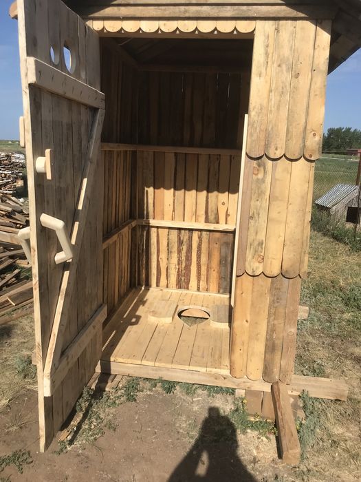 Туалет уличный деревянный .