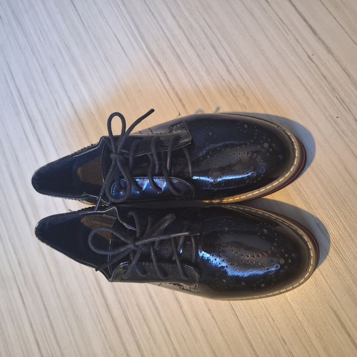 Лачени обувки на платформа,използвани много малко, шити ,40номер