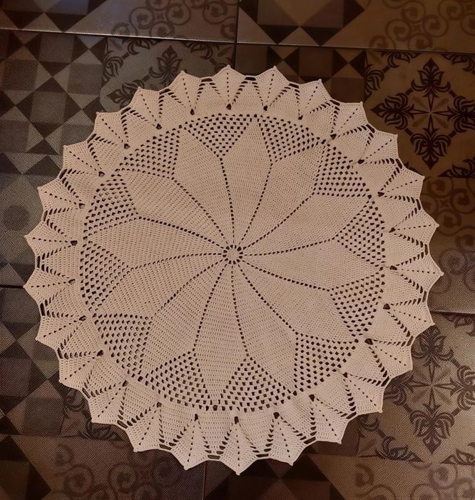 Ръчно изплетена покривка на една кука за маса