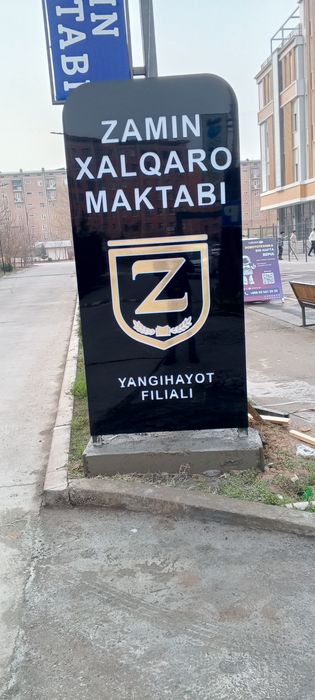 Tashqi riklama. Burtma harflar banir arakal stila
