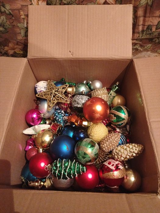 Продам коробку ёлочных игрушек 110 штук цена 5.000 тенге