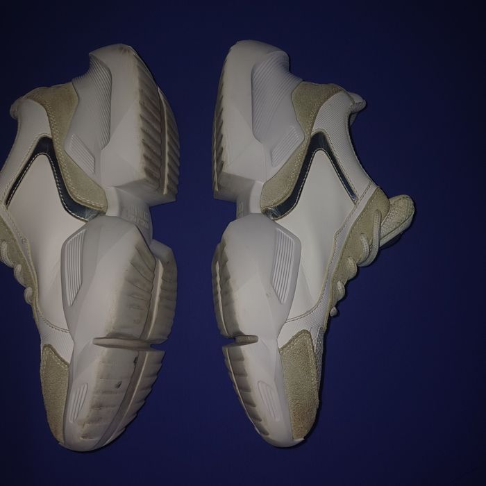 Vând adidași unisex