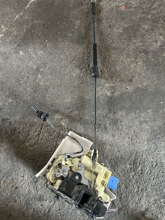 Broasca usa stanga fata VW Polo 9n an 2008