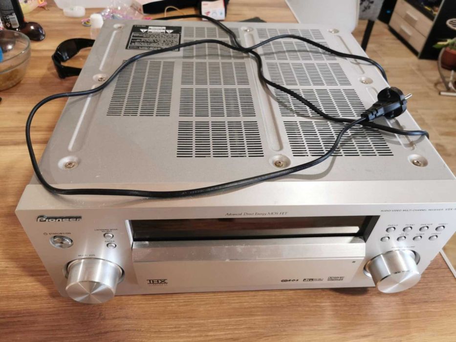 Усилвател със скрити копчета и много изходи