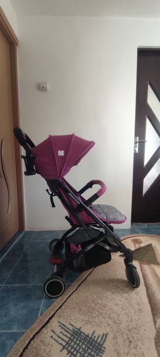 Carucior pentru copii.  Pliabil, tip troler.