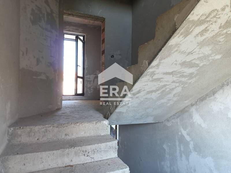 Самостоятелна къща на двадесет минути растояние от центъра на Бургас