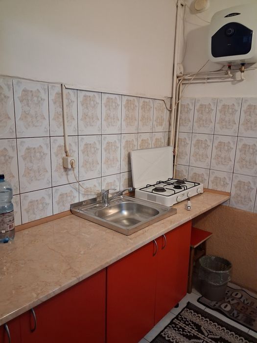 Închiriez garsoniera(camera de camin)