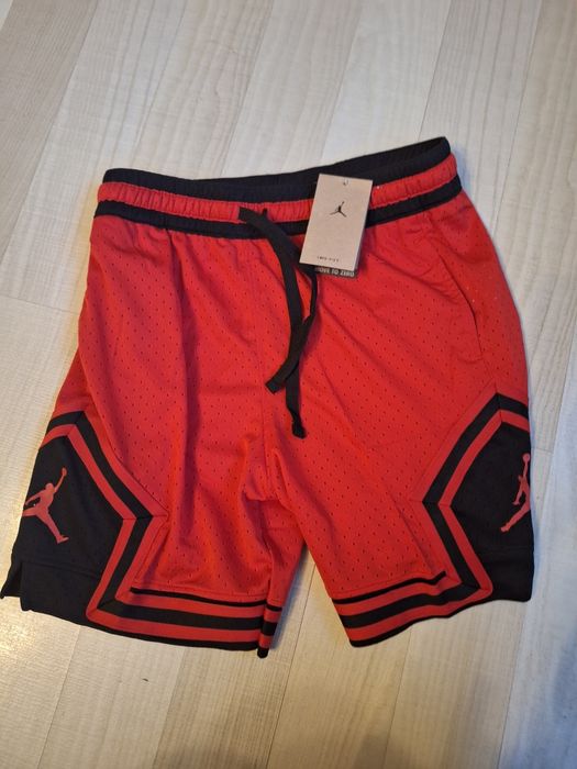 Vand pantaloni scurti Jordan