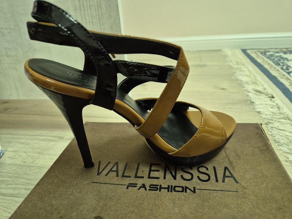 Продаю женскую обувь