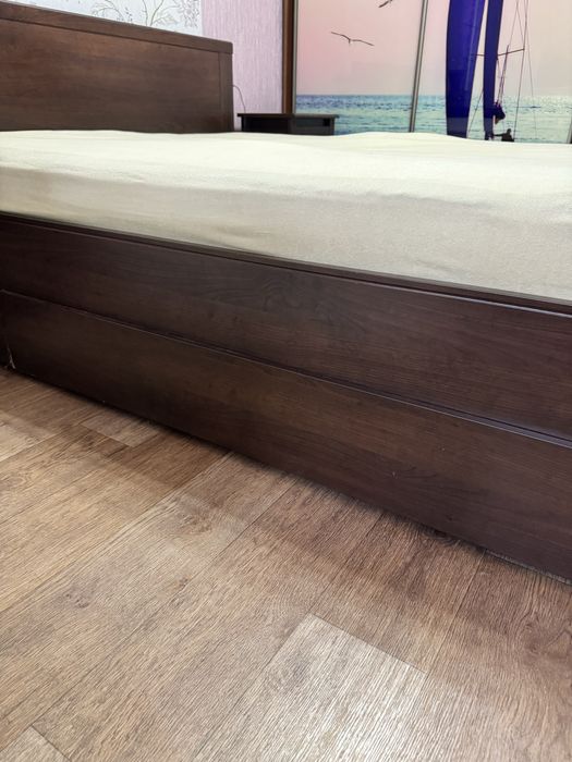 Кровать с двумя тумбочками (Венгрия)