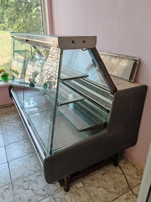 Продавам сладкарска витрина.